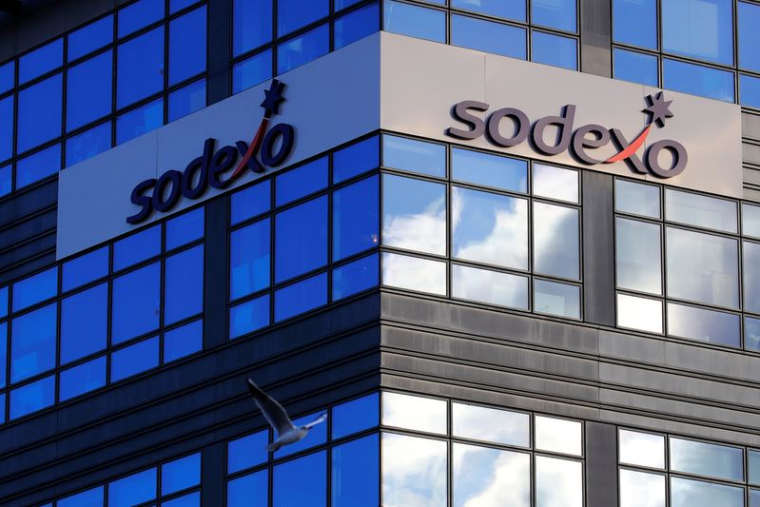 Le logo de Sodexo est visible au siège de la société à Issy-les-Moulineaux près de Paris