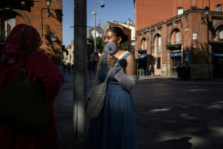 Une femme tient un ventilateur électrique pendant la vague de chaleur 0 Toulouse dans le sud de la France, le 1er juillet 2025 ( AFP / Ed JONES )