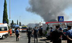 Les pompiers, les policiers et les équipes de secours interviennent sur le site d'une explosion dans une station-service à Rome, le 4 juillet 2025. Au moins dix personnes ont été blessées dans une explosion qui a été entendue dans toute la capitale italienne.  ( AFP / Andreas SOLARO )