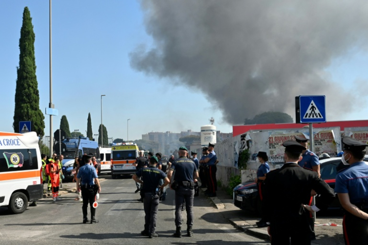 Les pompiers, les policiers et les équipes de secours interviennent sur le site d'une explosion dans une station-service à Rome, le 4 juillet 2025. Au moins dix personnes ont été blessées dans une explosion qui a été entendue dans toute la capitale italienne. ( AFP / Andreas SOLARO )