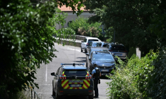 Des gendarmes sécurisent les lieux d'une fusillade mortelle lors d'une fête de mariage à Goult, dans le Vaucluse, le 22 juin 2025 ( AFP / Gabriel BOUYS )