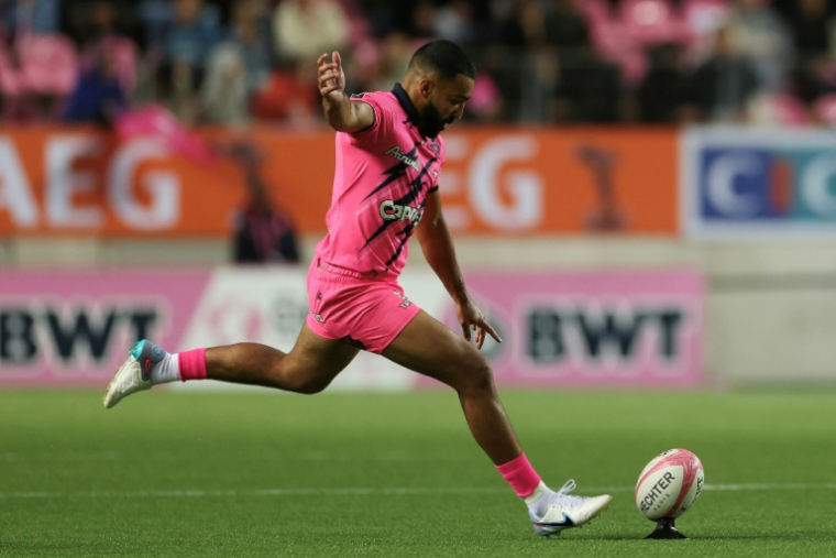 Le demi d'ouverture du Stade Français Zack Henry face aux perches lors du match de Top 14 contre le Castres Olympique au stade Jean-Bouin le 7 juin 2025 à Paris ( AFP / Xavier GALIANA )