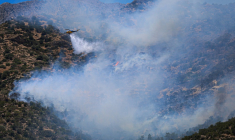 Un hélicoptère largue de l’eau sur un incendie de forêt qui s’est déclaré à Ierapetra, sur l’île grecque de Crète, le 3 juillet 2025 ( AFP / Costas METAXAKIS )