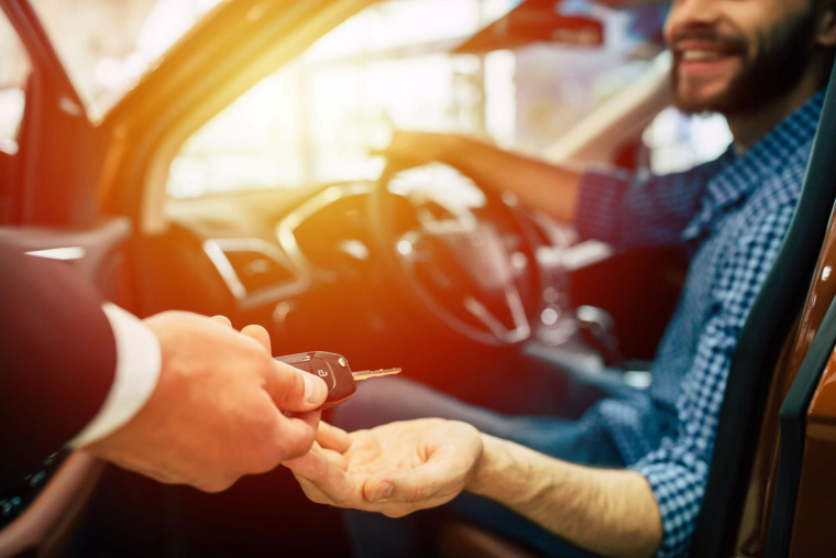 Il existe des astuces pour louer moins cher une voiture pour le week-end ou les vacances. ( crédit photo : Shutterstock )