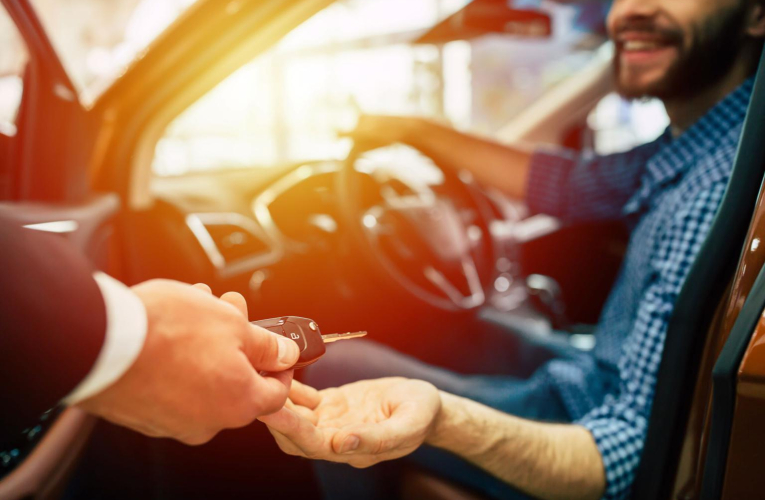 Il existe des astuces pour louer moins cher une voiture pour le week-end ou les vacances. ( crédit photo : Shutterstock )
