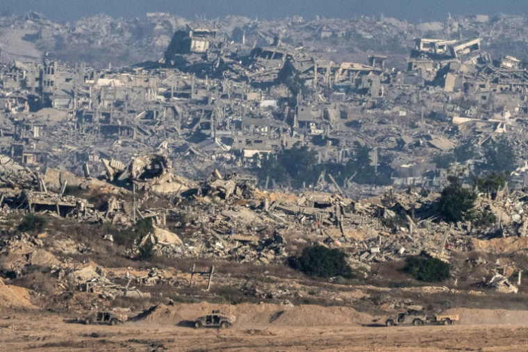 Une photo prise depuis le sud d'Israël montre des véhicules militaires israéliens et les destructions dans la bande de Gaza voisine, le 6 juillet 2025 ( AFP / Maya Levin )