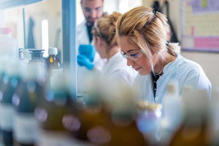 "Le marché a réagi de manière excessive aux incertitudes politiques et économiques à court terme. Alors que le secteur technologique a récemment dominé l'attention des investisseurs, le marché de la santé - malgré ses atouts fondamentaux - a été largement délaissé." (Crédits: Adobe Stock)