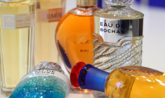 Des flacons de parfums Rochas sont exposés dans les bureaux d'Interparfums à Paris