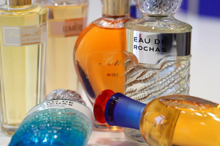 Des flacons de parfums Rochas sont exposés dans les bureaux d'Interparfums à Paris
