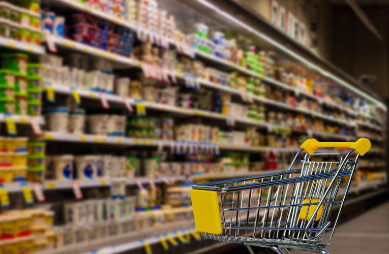 Que choisir conseille aux consommateurs de se fier systématiquement au prix au kilo (ou au litre) pour déjouer ces astuces commerciales. (Tumisu / Pixabay)