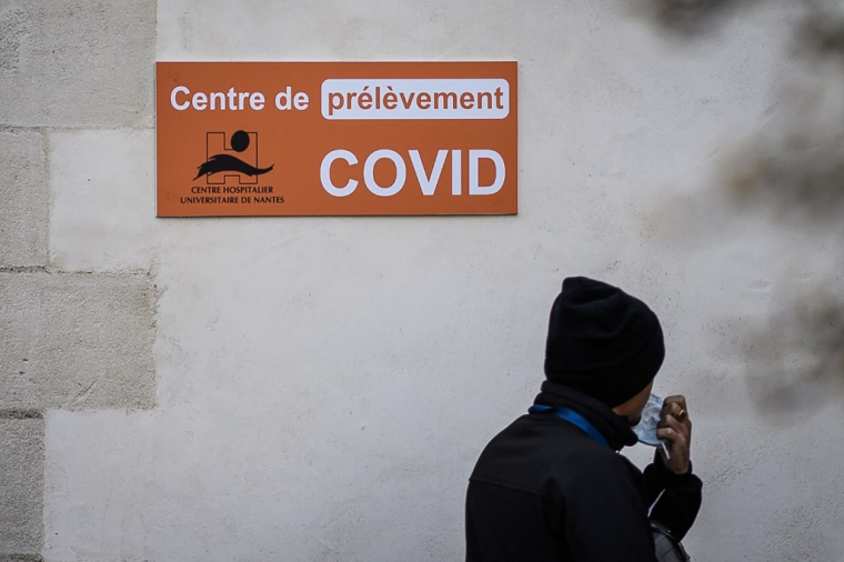 Un homme passe devant un laboratoire Covid-19 du CHU Saint-Jacques de Nantes, le 11 janvier 2023. ( AFP / LOIC VENANCE )