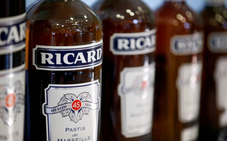 Des bouteilles de la boisson anisée Ricard sont photographiées à l'unité de production Ricard de Lormont, près de Bordeaux