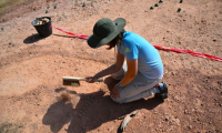 Une paléontologue cherche des œufs de dinosaures sur le site de la montagne Sainte-Victoire, près d'Aix-en-Provence, le 25 juin 2025 dans les Bouches-du-Rhône ( AFP / Christophe SIMON )