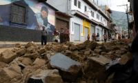 Des habitants passent devant le mur effondré d'une maison lors d'une série de tremblements de terre à Santa Maria de Jesus, au Guatemala, le 9 juillet 2025 ( AFP / Edwin Bercian )