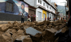 Des habitants passent devant le mur effondré d'une maison lors d'une série de tremblements de terre à Santa Maria de Jesus, au Guatemala, le 9 juillet 2025 ( AFP / Edwin Bercian )
