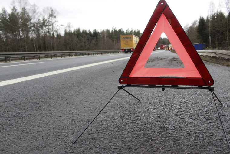 De faux dépanneurs scrutent les applis de navigation pour repérer les automobilistes en panne et intervenir avant les vrais. (illustration) (Rico_Loeb / Pixabay)
