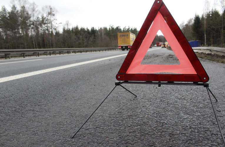 De faux dépanneurs scrutent les applis de navigation pour repérer les automobilistes en panne et intervenir avant les vrais. (illustration) (Rico_Loeb / Pixabay)