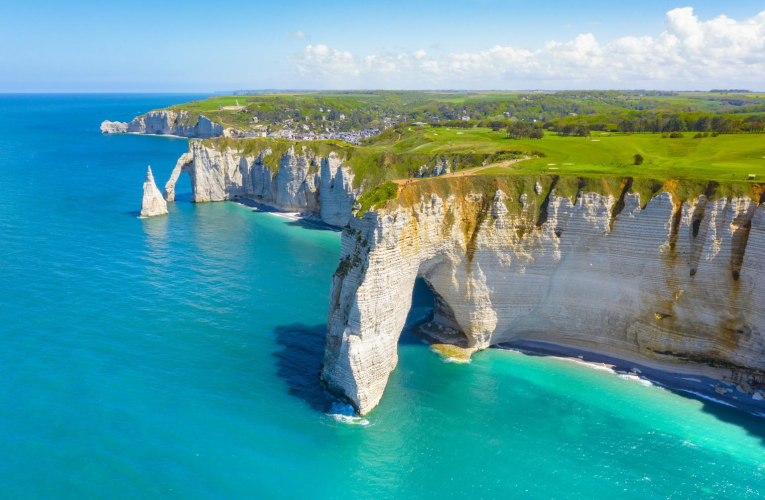 Les touristes se pressent sur la plage d‘Étretat en Seine-Maritime, sur les traces d’Arsène Lupin, popularisé dans le monde entier par la série Netflix. crédit photo : Shutterstock