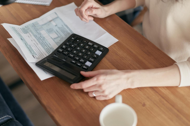 Une famille vivant dans une grande maison et étant liée au fournisseur par un contrat heures pleines et heures creuses verra sa facture augmenter de 18 % et non de 15 %. (Mikhail Nilov / Pexels)