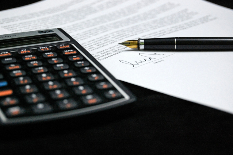 Certains actifs vont devoir demander une augmentation de salaire ou de volume horaire s'ils veulent continuer à valider quatre trimestres par an. (illustration) (Pixabay / jarmoluk)