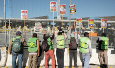 Des migrants et des manifestants au poste frontalier de San Ysidro, à la frontière entre les États-Unis et le Mexique, à Tijuana, au Mexique, le 18 décembre 2024 ( AFP / GUILLERMO ARIAS )