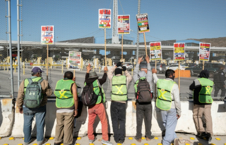 Des migrants et des manifestants au poste frontalier de San Ysidro, à la frontière entre les États-Unis et le Mexique, à Tijuana, au Mexique, le 18 décembre 2024 ( AFP / GUILLERMO ARIAS )