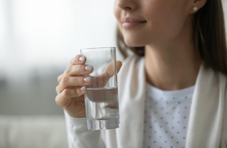 Avec les fêtes et les confinements, on a eu tendance à trop manger et à accumuler les kilos superflus. crédit photo : fizkes/Shutterstock / fizkes