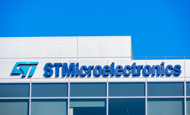 Le logo de STMicro sur un des batiments du groupe. (Crédit: / Adobe Stock)