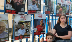 Des photos d'otages israéliens retenus à Gaza depuis le 7 octobre 2023, lors des funérailles de Jonathan Samerano, le 24 juin 2025 à Tel-Aviv ( AFP / Jack GUEZ )