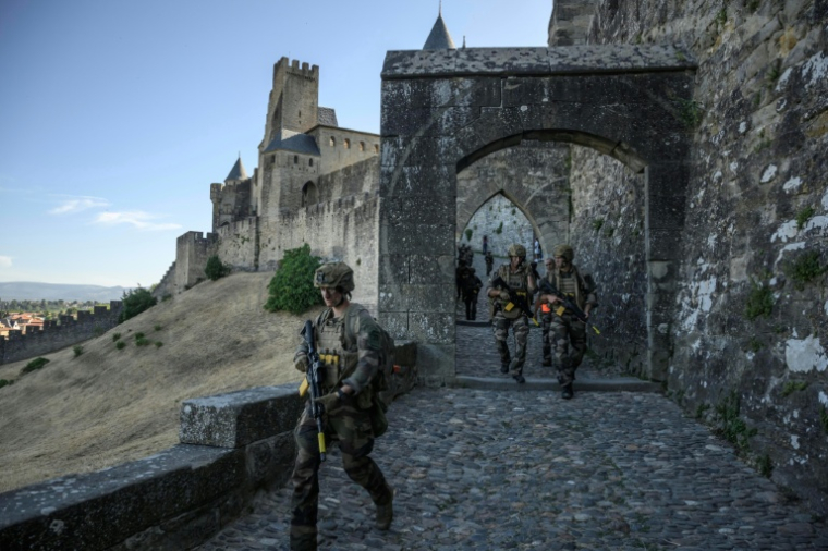 Des soldats du 3e Régiment de parachutistes d'infanterie de marine participent à un exercice militaire intitulé « Cathare 25 », dans la cité historique de Carcassonne le 27 juin 2025 ( AFP / Ed JONES )