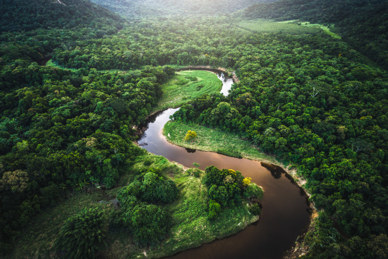 L’eau représente l’un des besoins humains les plus fondamentaux. La disponibilité d’eau douce (pour l’agriculture, l’industrie, l’alimentation et la santé) s’avère être une fonction inverse de la croissance démographique, et le déficit s’aggrave sous les effets du changement climatique.