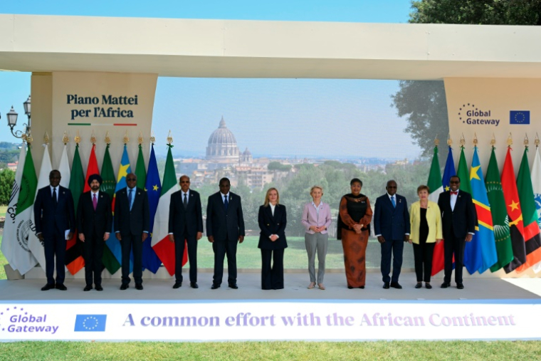 La Première ministre italienne Giorgia Meloni (c) et la présidente de la commission européenne Ursula von der Leyen lors d'une photo de famille avec les participants au sommet "Le Plan Mattei pour l'Afrique et la Global Gateway : un effort commun avec le continent africain", à la Villa Doria Pamphilj à Rome, le 20 juin 2025 ( AFP / Alberto PIZZOLI )