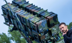 Le président ukrainien Volodymyr Zelensky devant une batterie de missiles antimissiles américaine Patriot, le 11 juin 2024 dans un camp d'entraînement militaire de la région du Mecklembourg-Poméranie-Occidentale, en Allemagne ( POOL / Jens Büttner )