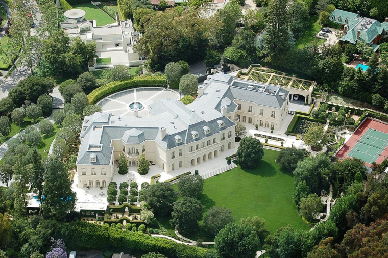 The Manor, situé à Beverly Hills vient d’être remis sur le marché! crédit photo : By Atwater Village Newbie