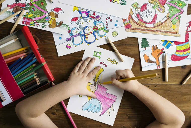 Le système fiscal français permet aux contribuables responsables d'enfants de bénéficier de plusieurs crédits ou déductions. (illustration) (Rawpixel / Pixabay)