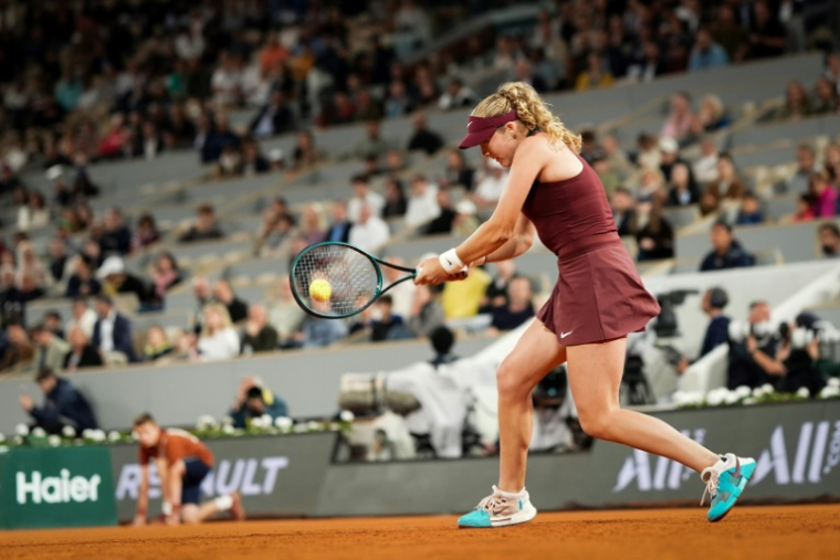 La Russe Mirra Andreeva en quarts de finale de Roland-Garros contre la Française Lois Boisson le 4 jujin 2025 à Paris ( AFP / Dimitar DILKOFF )
