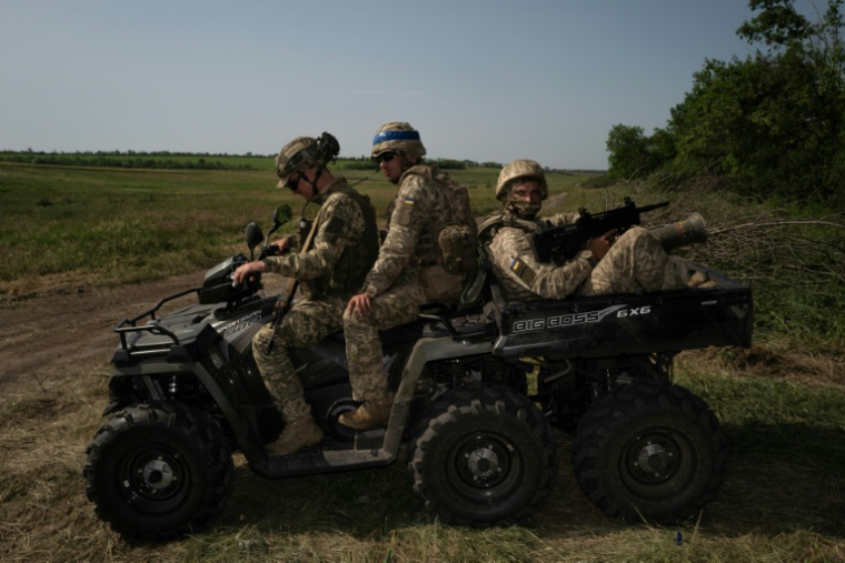 Une équipe de soldats ukrainiens sur un quad pour abattre des drones russes lors d'un entraînement, le 6 juin 2025 dans un lieu non dévoilé de l'est de l'Ukraine ( AFP / Florent VERGNES )