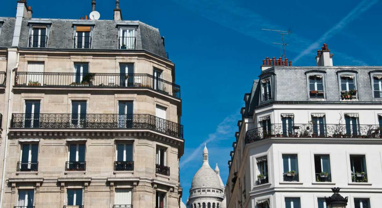 À Paris, l'activité ralentit, les délais de vente s'allongent. La baisse des prix constatée dans certains réseaux d'agences reste toutefois encore modeste. Les notaires l'évaluent en moyenne à -1,2% sur un an. (© )