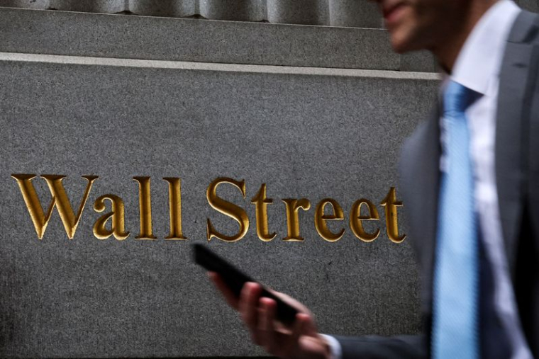 Un homme marche sur Wall Street devant la Bourse de New York (NYSE)
