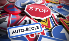 (Crédits photo : Adobe Stock - panneaux de signalisation code de la route)
