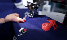 Ligne de production de la marque "Le Coq Sportif", à l'usine de Romilly-sur-Seine, dans l'Aube, le 16 juin 2023. ( AFP / FRANCK FIFE )