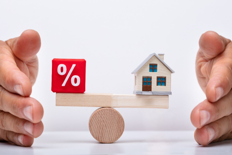 Les taux immobiliers peuvent-ils encore rester au plancher ? ( Crédits : © Andrey Popov - stock.adobe.com)