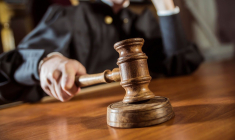 Les héritiers confrontés à l'ombre des dettes fiscales, un parcours semé d'embûches dans le labyrinthe de la succession. (Crédits: Adobe Stock)