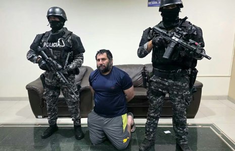 Photo diffusée par l'armée équatorienne dunarcotrafiquant "Fito" après sa capture à l'issue d'un an et demi de cavale, le 25 juin 2025 à Manta, dans la province de Manabi, en Equateur ( Armée équatorienne / Handout )