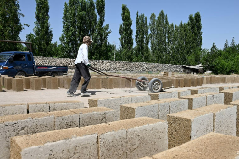 Fabrication de parpaings en riz dans la région de Batken, au Kirghizstan, le 22 mai 2025 ( AFP / Guliza Urustambek kyzy )