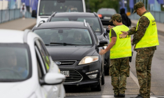 Des garde-frontières polonais au poste-frontière de Slubice, Pologne, le 7 juillet 2025. ( AFP / Wojtek RADWANSKI )