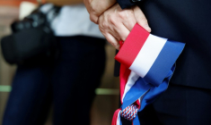 Un maire tient son écharpe d'élu, le 6 juin 2025 à Fontainebleau ( AFP / Ludovic MARIN )