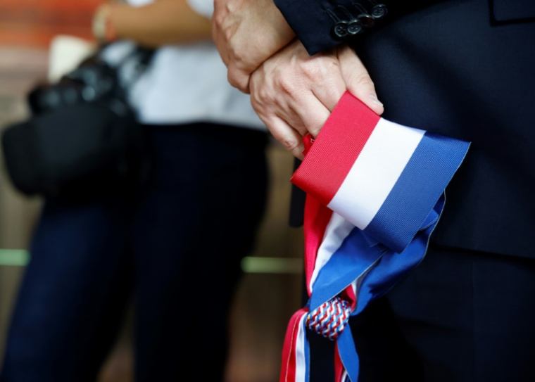 Un maire tient son écharpe d'élu, le 6 juin 2025 à Fontainebleau ( AFP / Ludovic MARIN )