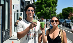Des lattes glacés au matcha servis au Kettl Tea, dans le quartier de Los Feliz à Los Angeles, en Californie, le 20 mai 2025 ( AFP / Frederic J. BROWN )