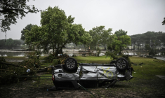 Une voiture retournée par la crue du fleuve Guadalupe à Hunt, au Texas (Etats-Unis), le 5 juillet 2025 ( AFP / RONALDO SCHEMIDT )